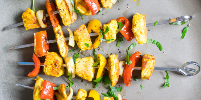 Putenspieße servieren