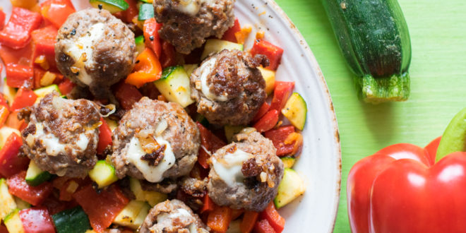 Gemüse und Hackfleischbällchen anrichten