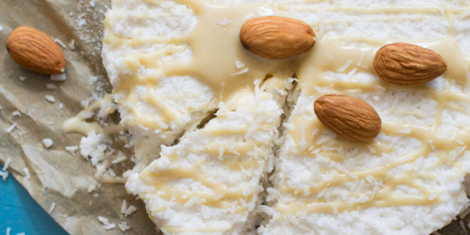 Den Kuchen anschneiden