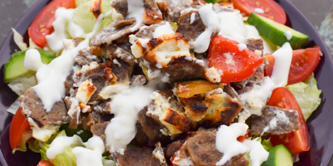 Dönerauflauf auf den Salat geben