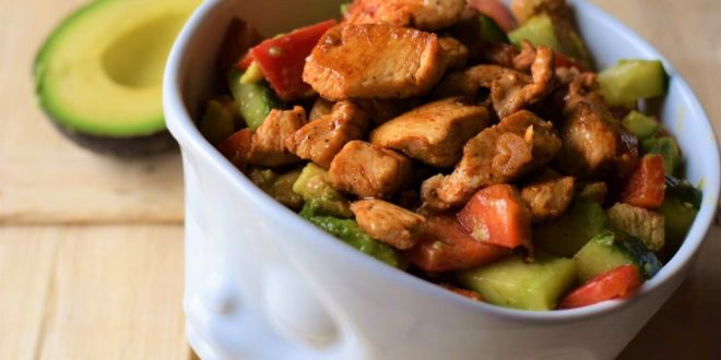 Low Carb Hähnchen Avocado Salat