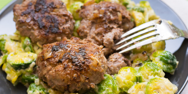 Low Carb Frikadellen auf Rahm Rosenkohl