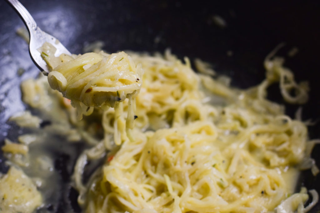 Low Carb Kohlrabi Spaghetti mit Käsesauce