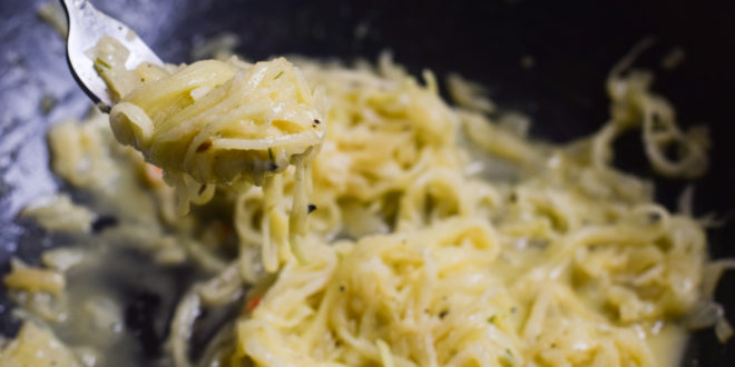 Low Carb Kohlrabi Spaghetti mit Käsesauce