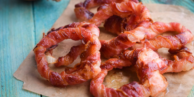 Low Carb Zwiebelringe im Speckmantel