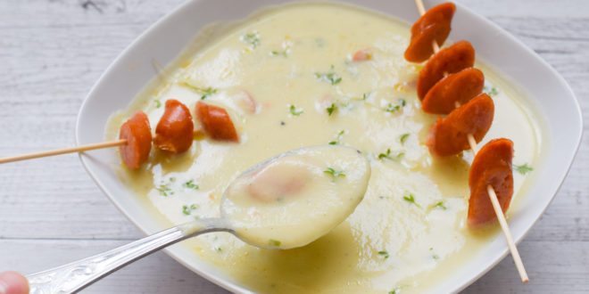 Kohlrabi-Cremesuppe mit Käsewürstchen