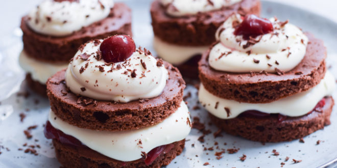 Low Carb Schwarzwälder Kirschtörtchen