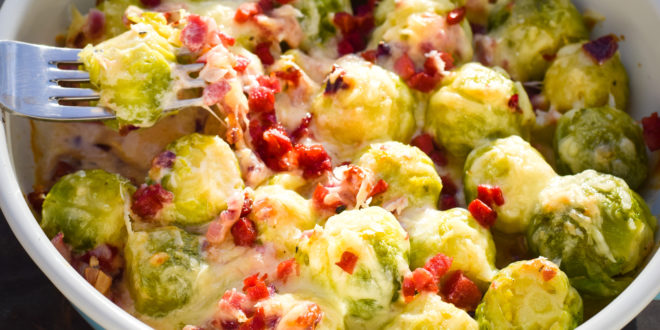 Low Carb Rosenkohlauflauf mit Zwiebel-Speck-Sauce