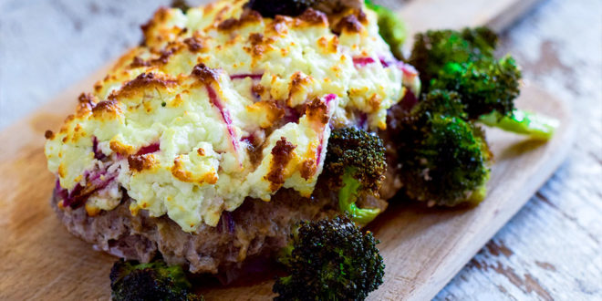 Low Carb Hacksteak mit Fetakruste