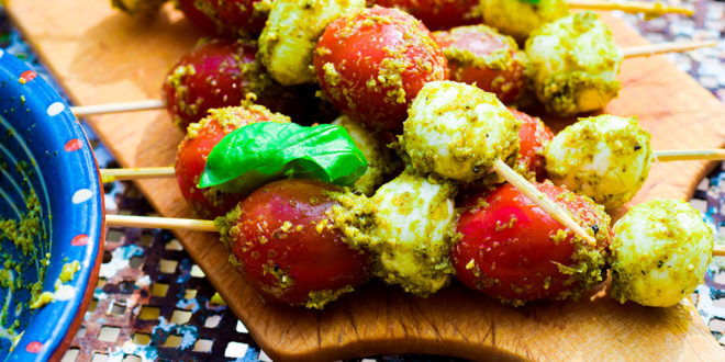 Low Carb Mozzarella Bällchen Pesto Spieße