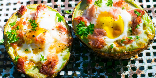 Gebackene Low Carb Bacon and Egg Avocado