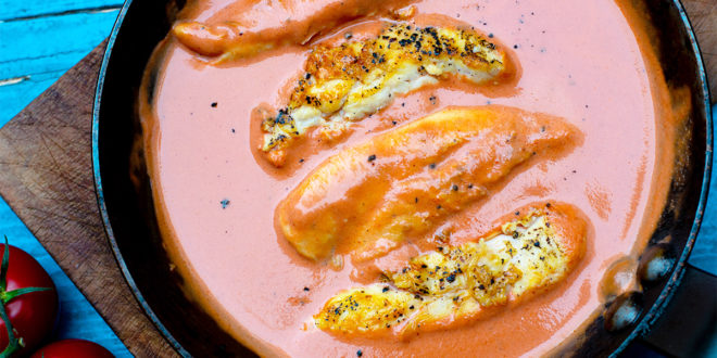 Low Carb Hähnchenfilet in Tomaten-Sahnesauce