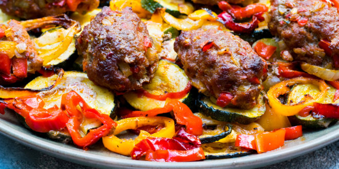 Low Carb Cevapcici auf Ofengemüse Blech