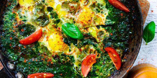 Schnelle Low Carb Rahmspinat-Spiegelei-Pfanne