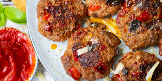 Saftige Low Carb Pizza Frikadellen mit Salami