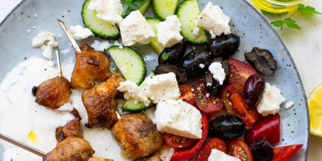 Low Carb Hähnchen-Kebabspieße mit Joghurtsauce