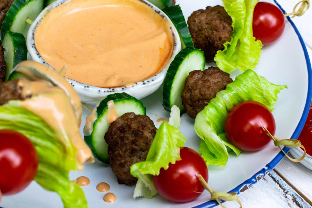 Schnelle Low Carb Burger-Spieße mit Dip