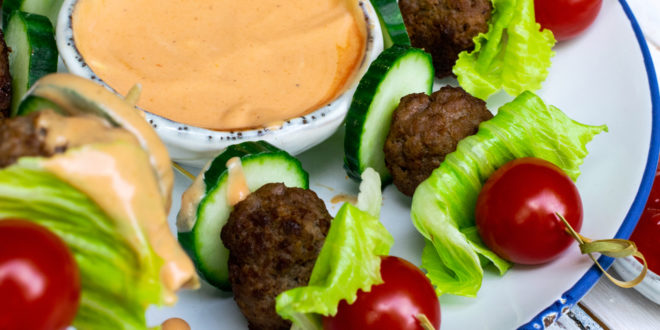 Schnelle Low Carb Burger-Spieße mit Dip